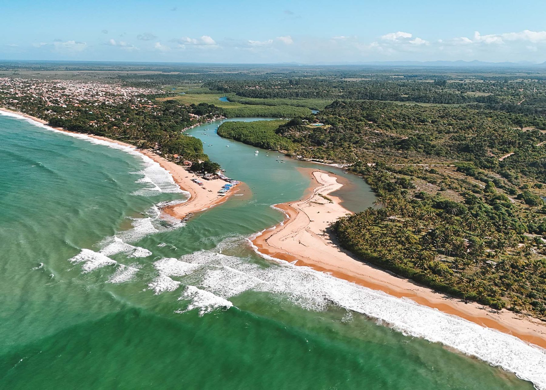 Vista aérea do encontro do Rio Caraíva com o mar na Praia da Barra