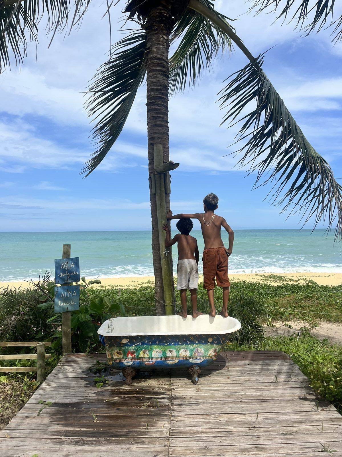 Crianças na banheira pintada à mão de frente para o mar