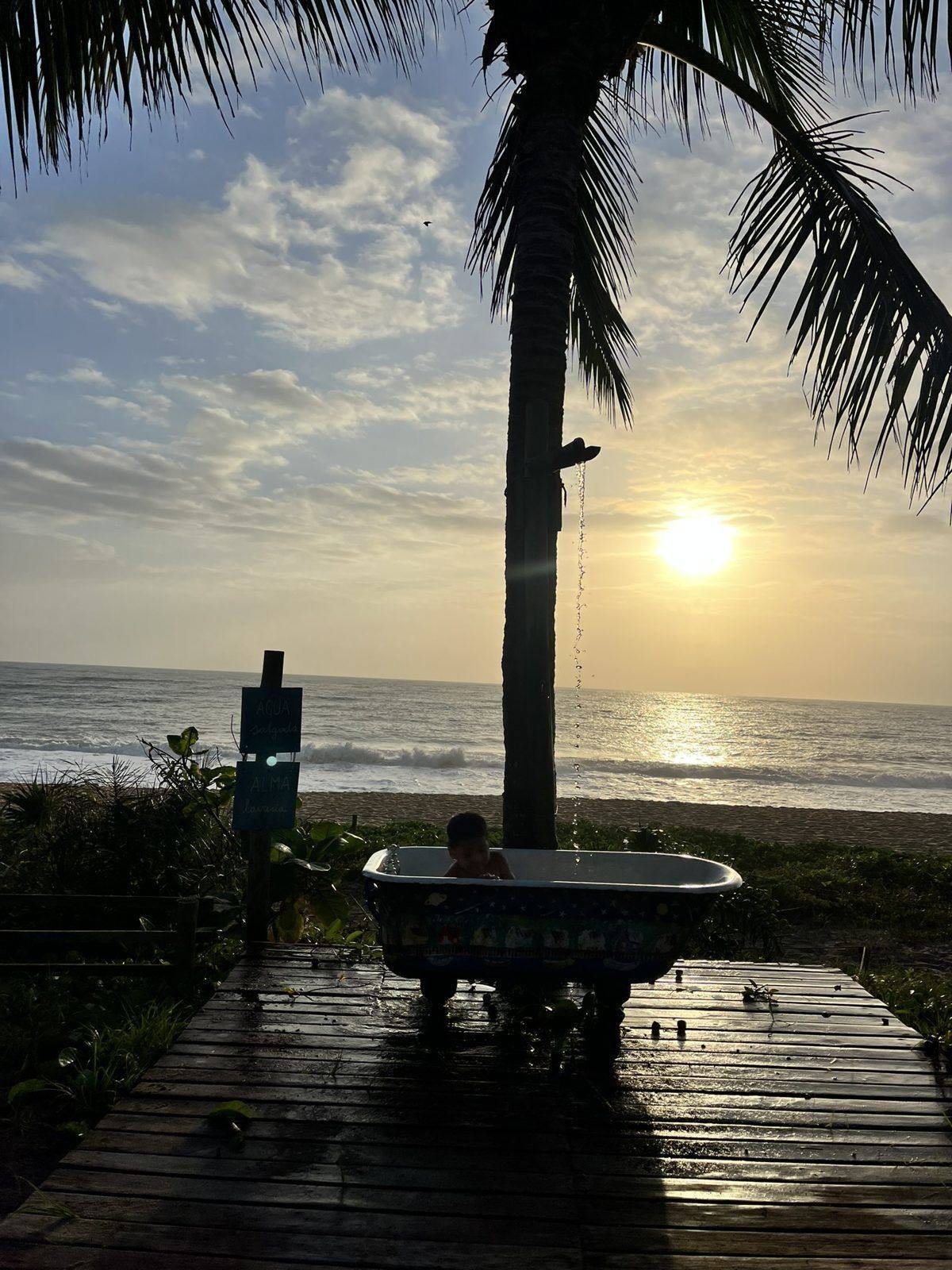 Banheira ao ar livre de frente para o mar ao pôr do sol
