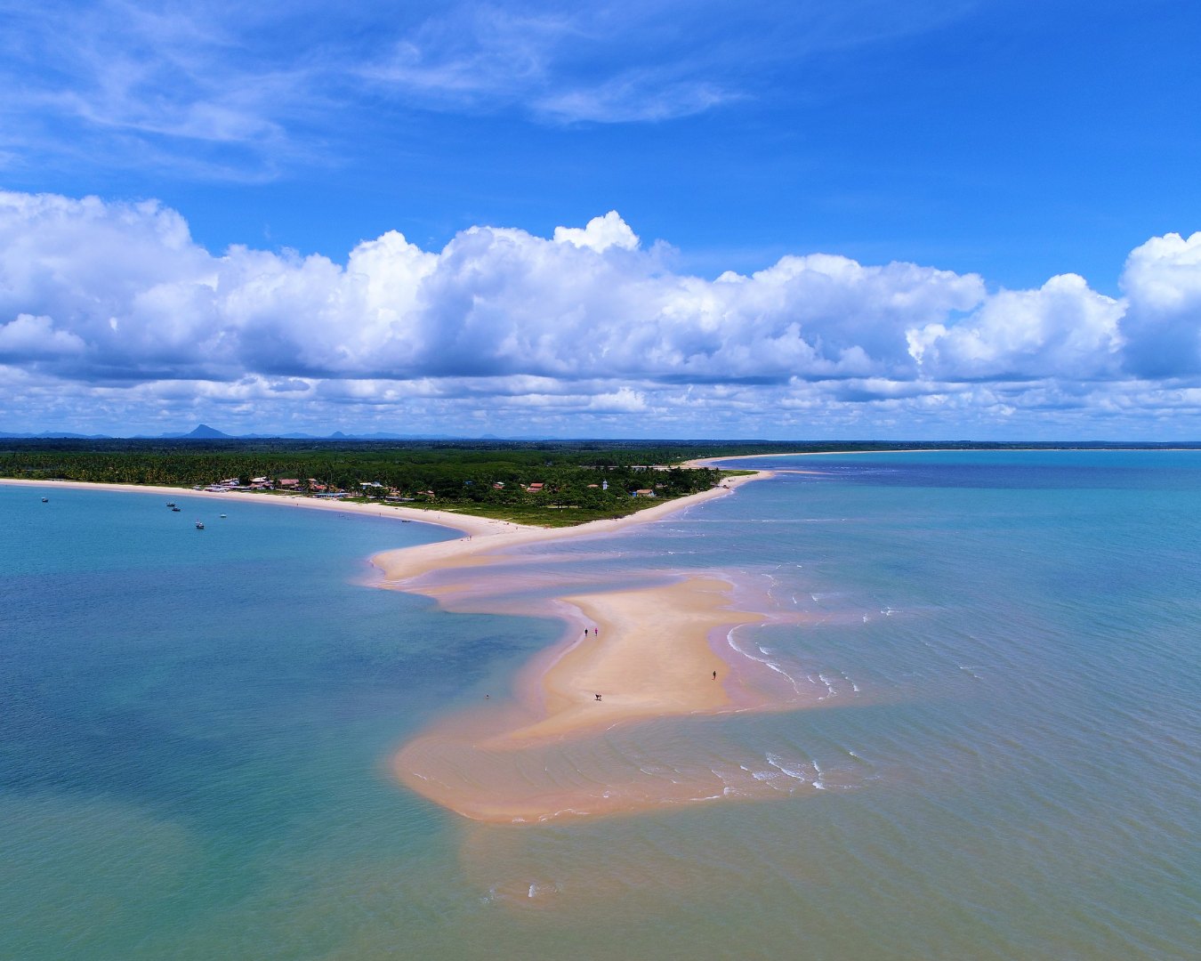 Faixa de areia revelada pela maré baixa em Corumbau