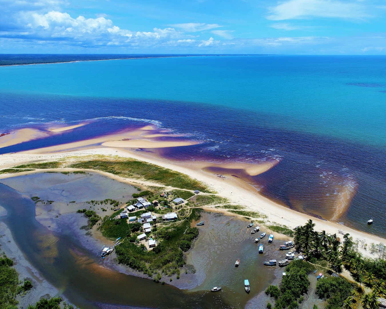 Vila e ponta de areia de Corumbau vistas de cima no caminho do passeio