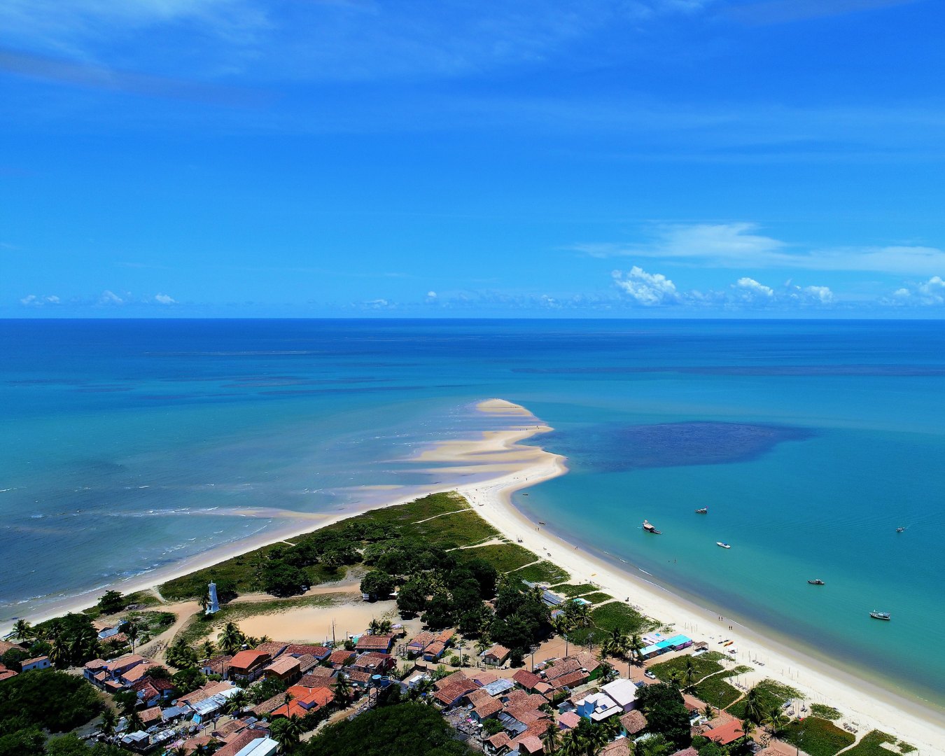Vista aérea da ponta de areia e da vila de Corumbau