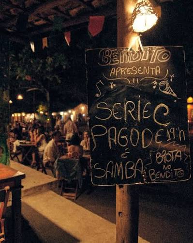 Placa do Bendito anunciando noite de pagode e samba em Caraíva