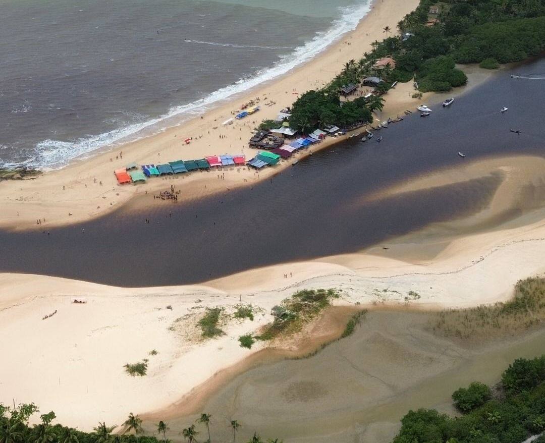 Barracas pé na areia e movimento na Praia da Barra em Caraíva