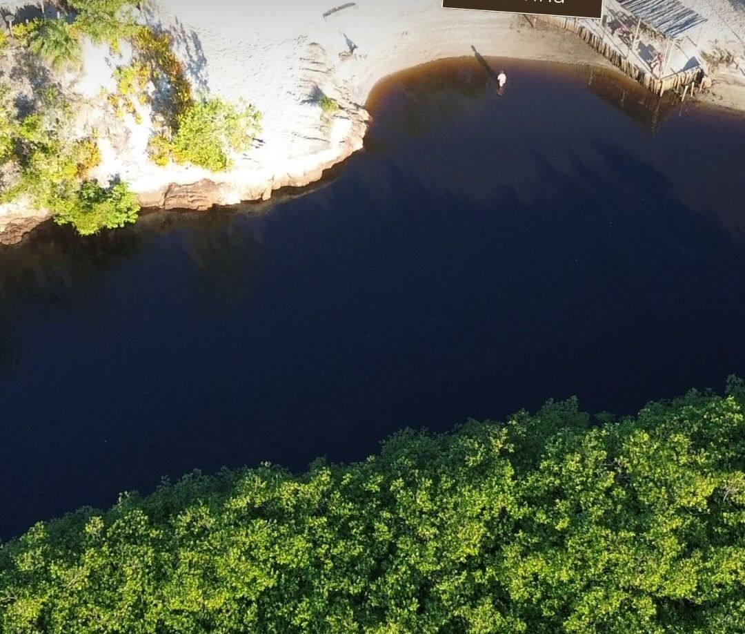 Banho de rio nas águas calmas da Prainha de Caraíva