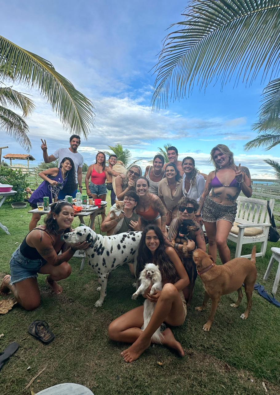 Grupo de hóspedes e seus pets reunidos na OCA Caraíva
