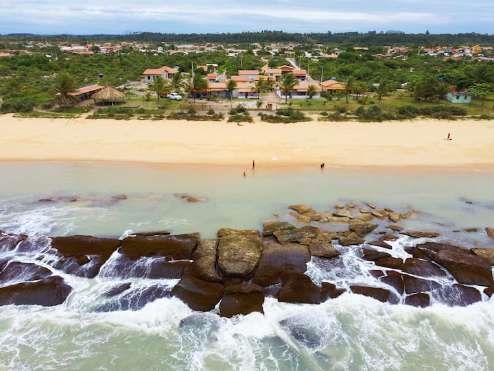 Vista aérea da praia da Aldeia Xandó com a OCA à beira-mar