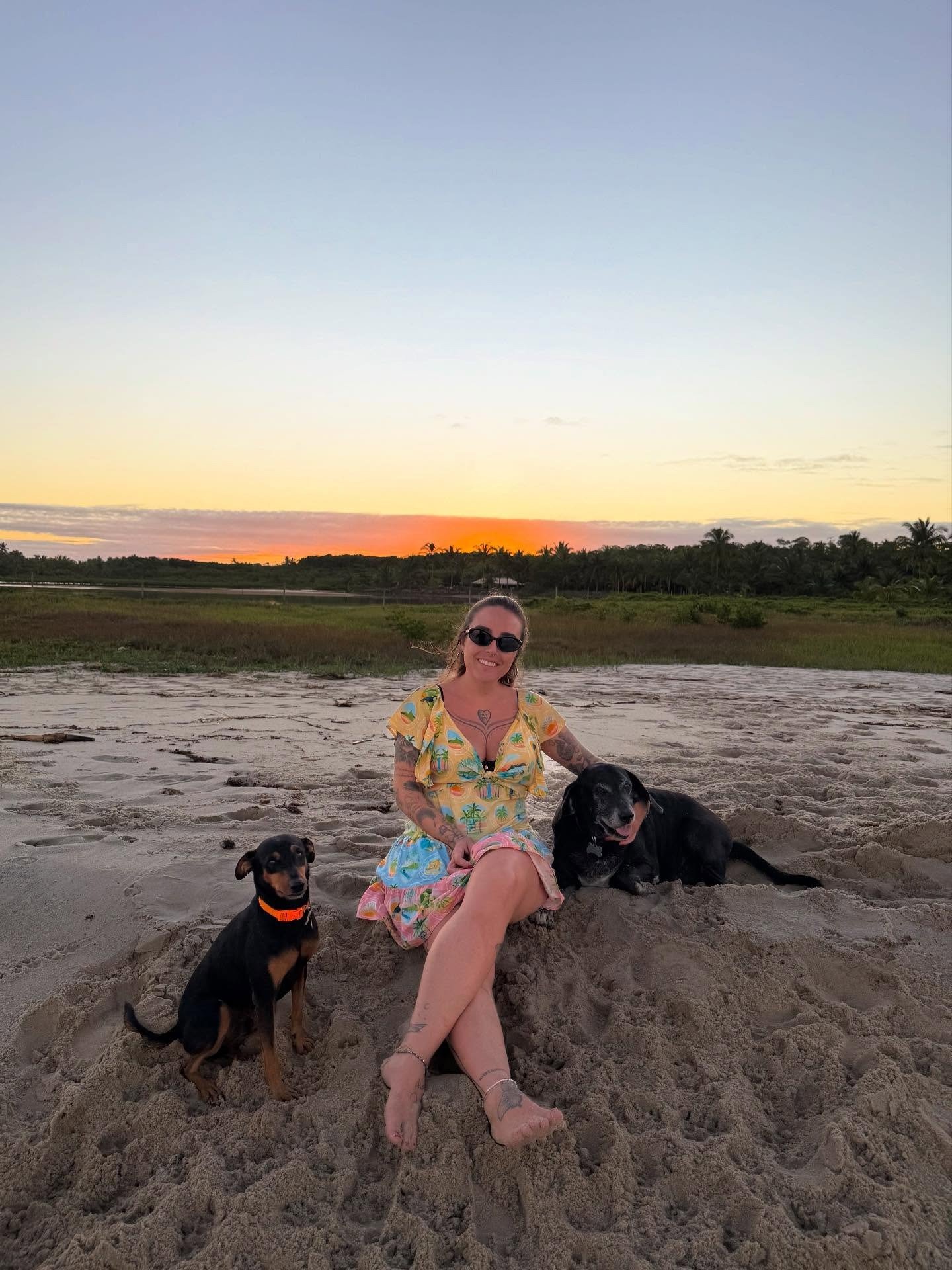 Michelle no pôr do sol com seus pets