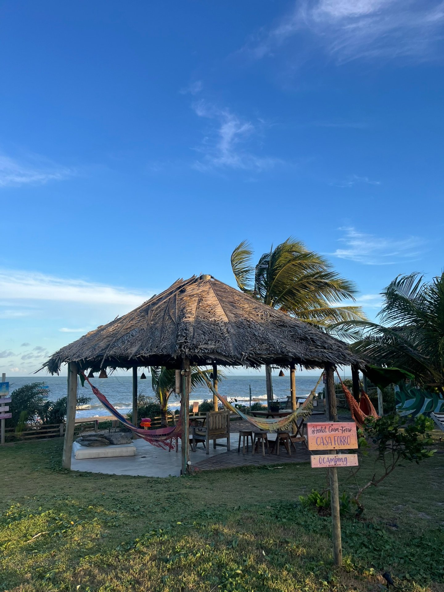 Casa Forró com redes coloridas e vista para o mar