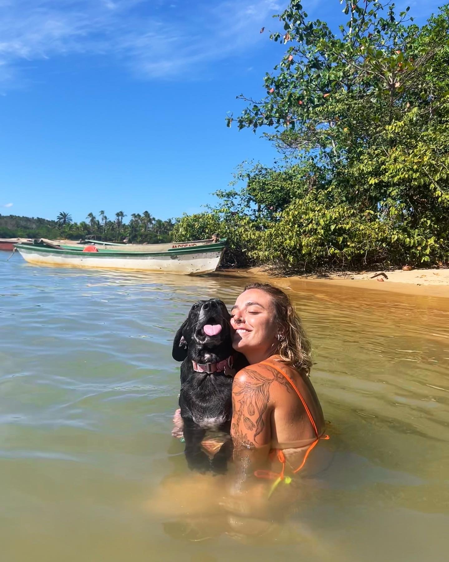 Michelle no rio de Caraíva