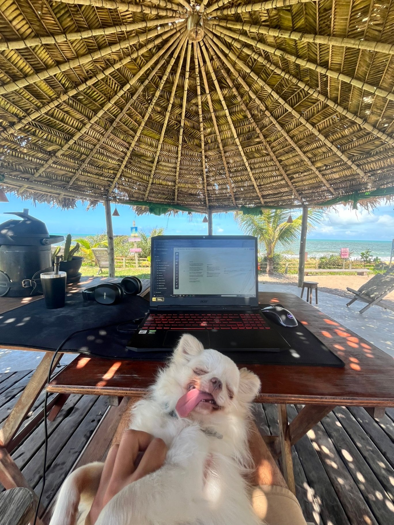 Mesa de trabalho ao ar livre com vista para o mar