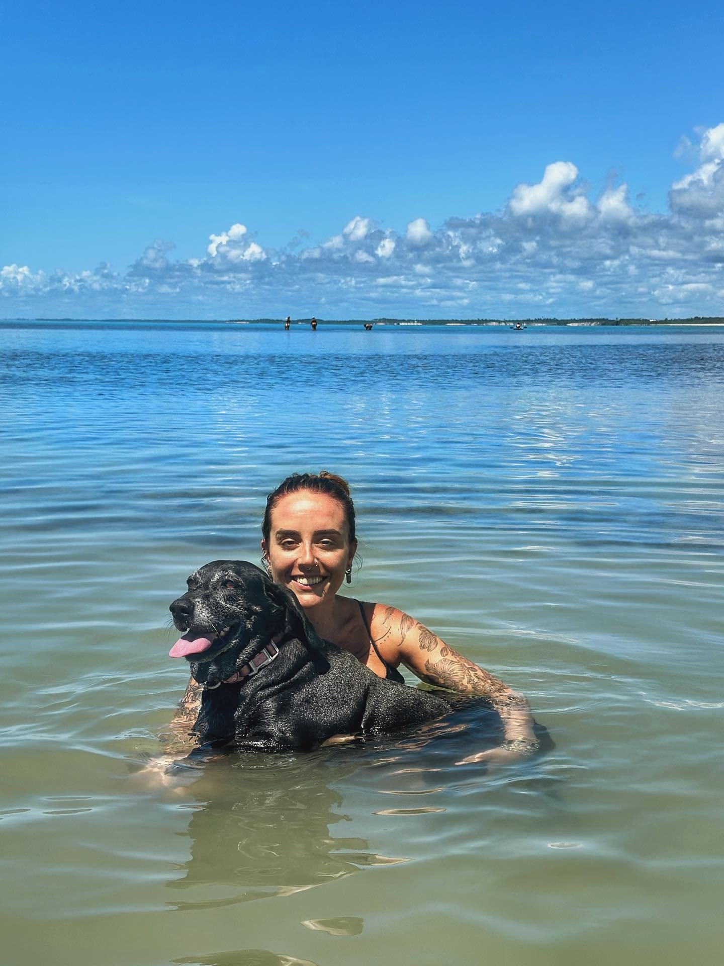 Michelle no rio de Caraíva com seu pet